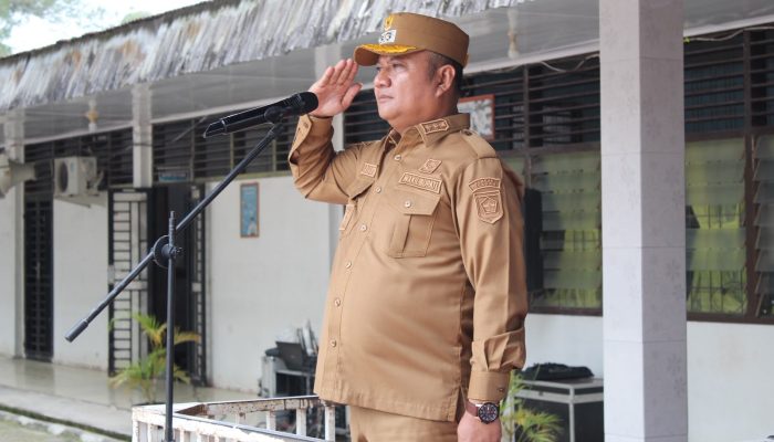 Wakil Bupati Asahan Rianto SH MAP pimpin upacara hari pertama masuk sekolah di SMPN 1 Simpang Empat, Senin (13/7).