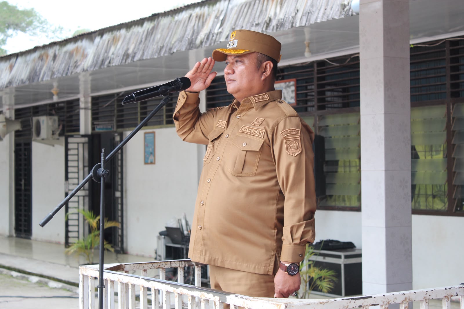Wakil Bupati Asahan Rianto SH MAP pimpin upacara hari pertama masuk sekolah di SMPN 1 Simpang Empat, Senin (13/7).