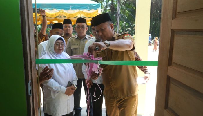 Wakil Bupati Asahan Rianto SH MAP resmikan gedung persiapan MAN 3 Asahan di Desa Padang Sipirok, Kecamatan Aek Ledong, Selasa (7/7).