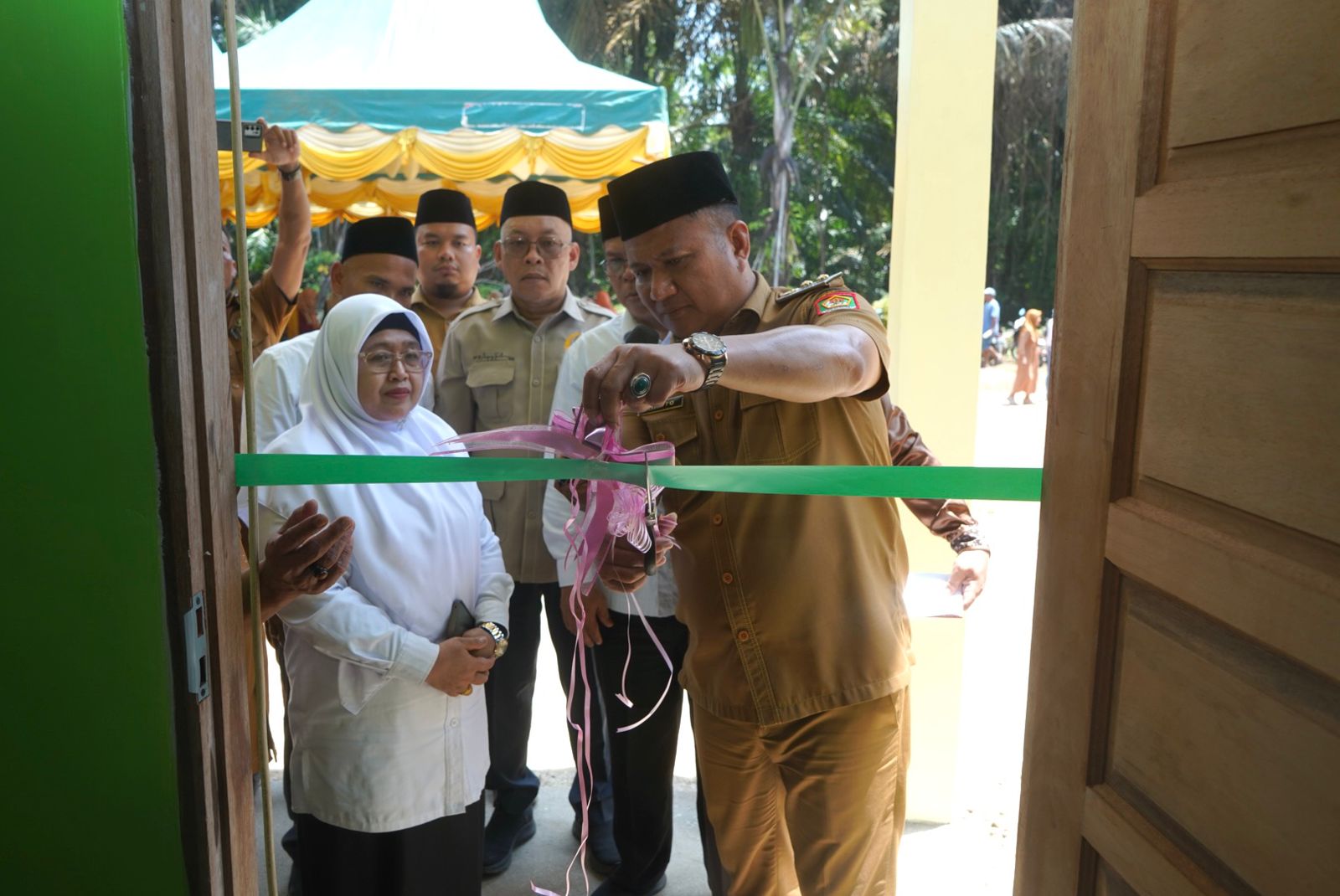 Wakil Bupati Asahan Rianto SH MAP resmikan gedung persiapan MAN 3 Asahan di Desa Padang Sipirok, Kecamatan Aek Ledong, Selasa (7/7).