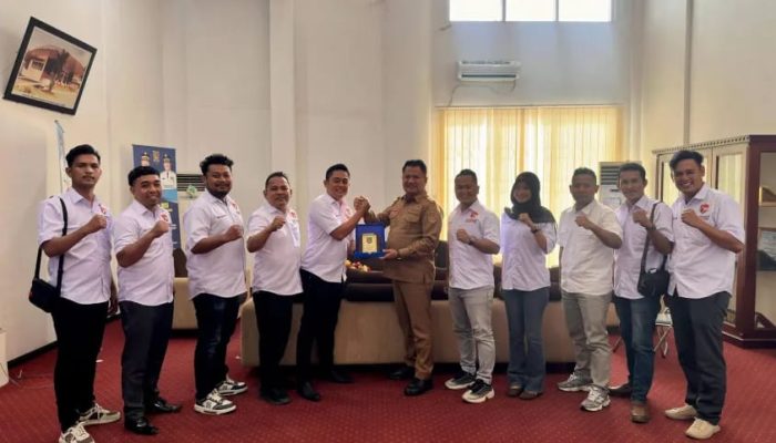 Wakil Bupati Asahan Rianto SH MAP terima audiensi pengurus Komite Sepak Bola Mini Indonesia (KSMI) Asahan di ruang kerjanya, Selasa (21/7). 