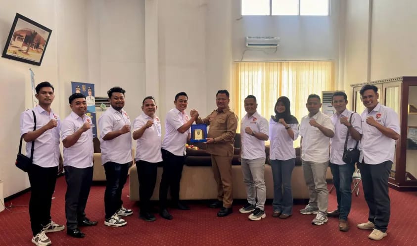 Wakil Bupati Asahan Rianto SH MAP terima audiensi pengurus Komite Sepak Bola Mini Indonesia (KSMI) Asahan di ruang kerjanya, Selasa (21/7).