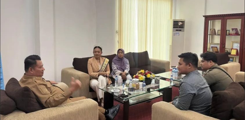 Wakil Bupati Asahan Rianto SH MAP menerima audensi Putri Kabupaten Asahan tahun 2026 diruang kerjanya, Selasa (21/7). 