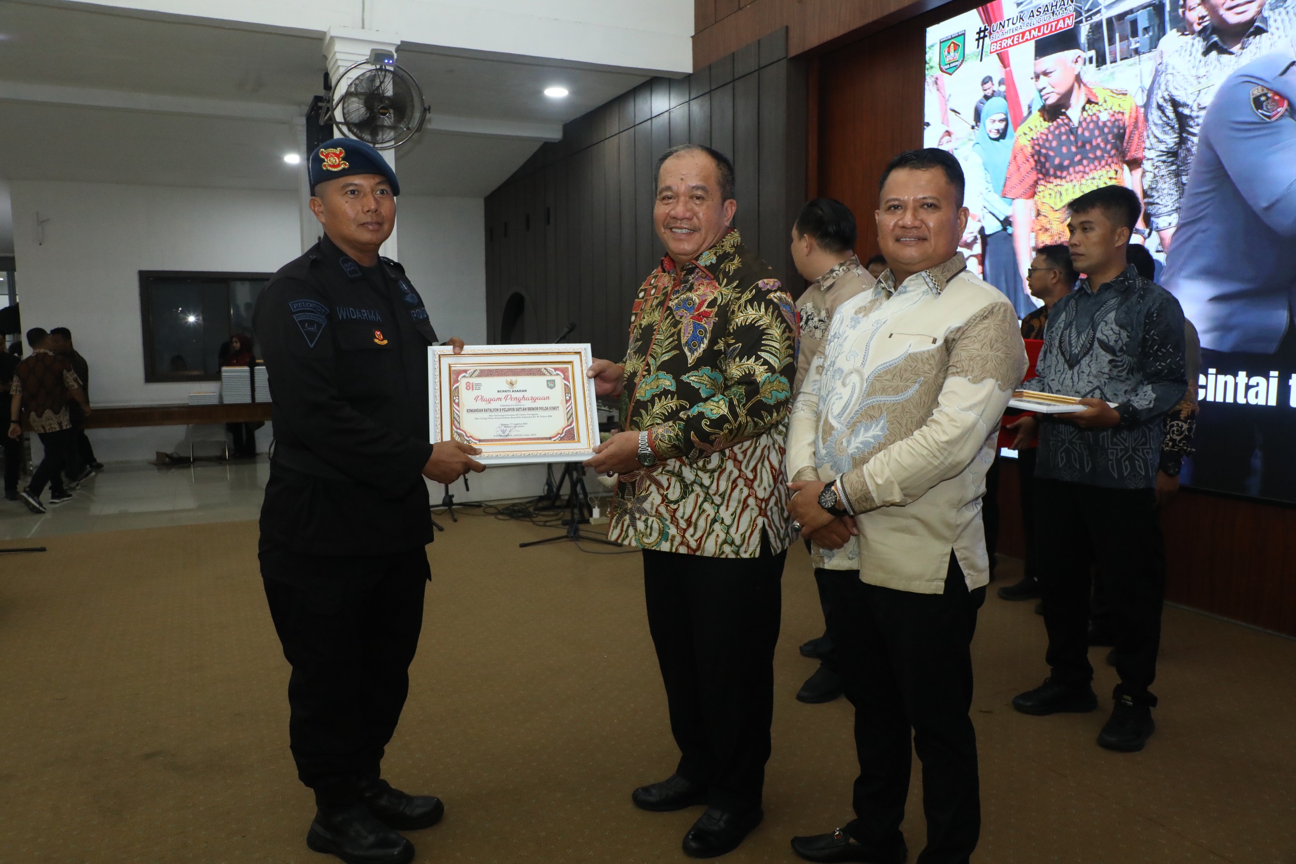 Pada acara malam resepsi ini Bupati memberikan piagam penghargaan kepala pelatih paskribaka.