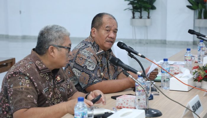 Bupati Asahan saat rapat koordinasi persiapan program digitalisasi penyaluran bantuan sosial, Kamis (20/8).