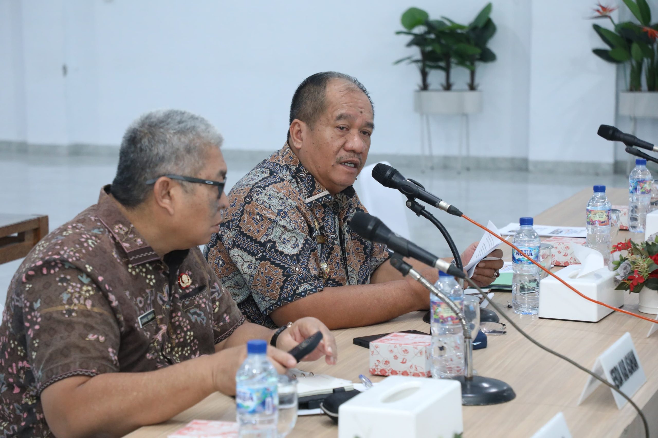 Bupati Asahan saat rapat koordinasi persiapan program digitalisasi penyaluran bantuan sosial, Kamis (20/8).