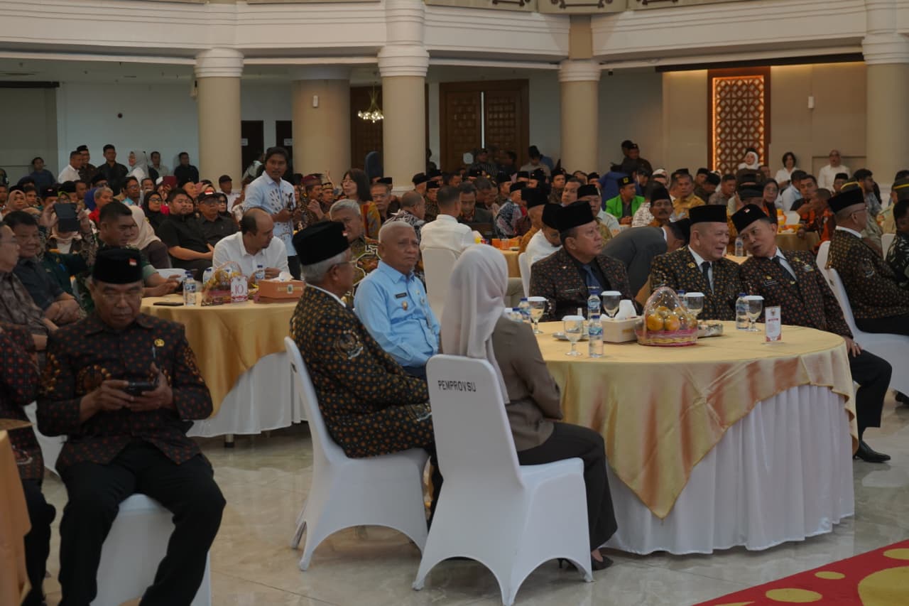Bupati Asahan, Taufik Zainal Abidin SSos MSi hadiri pelantikan DHD BPK 45 Provsu di Kantor Gubsu, Selasa (4/8).