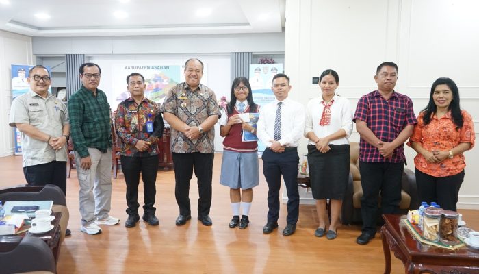 Bupati Asahan Taufik Zainal Abidin SSos MSi menerima audiensi Yayasan SMA Swasta Panti Budaya Kisaran di Rumah Dinas, Jum"at (7/8). 
