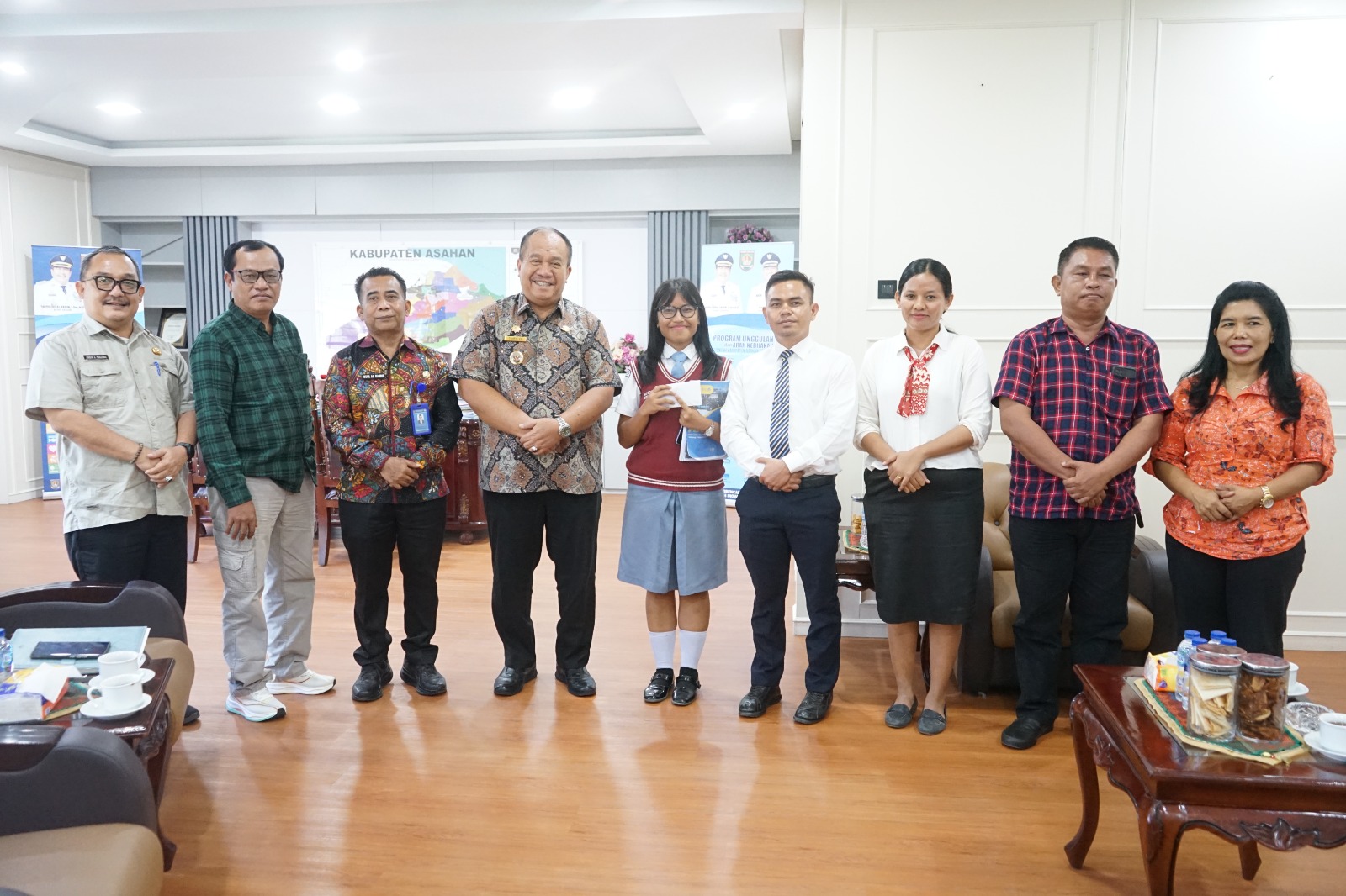 Bupati Asahan Taufik Zainal Abidin SSos MSi menerima audiensi Yayasan SMA Swasta Panti Budaya Kisaran di Rumah Dinas, Jum"at (7/8). 