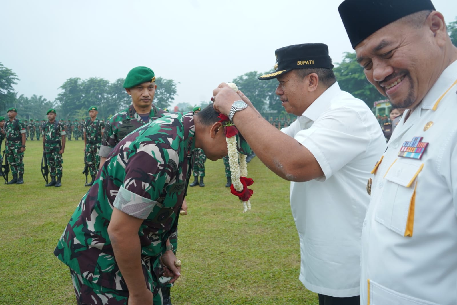 Bupati Asahan Taufik Zainal Abidin SSos MSi dan Bupati Batubara Baharuddin Siagian sambut Pangdam I/BB Mayjen Hendy Antariksa di Markas Batalyon 126/KC, Rabu (26/8).
