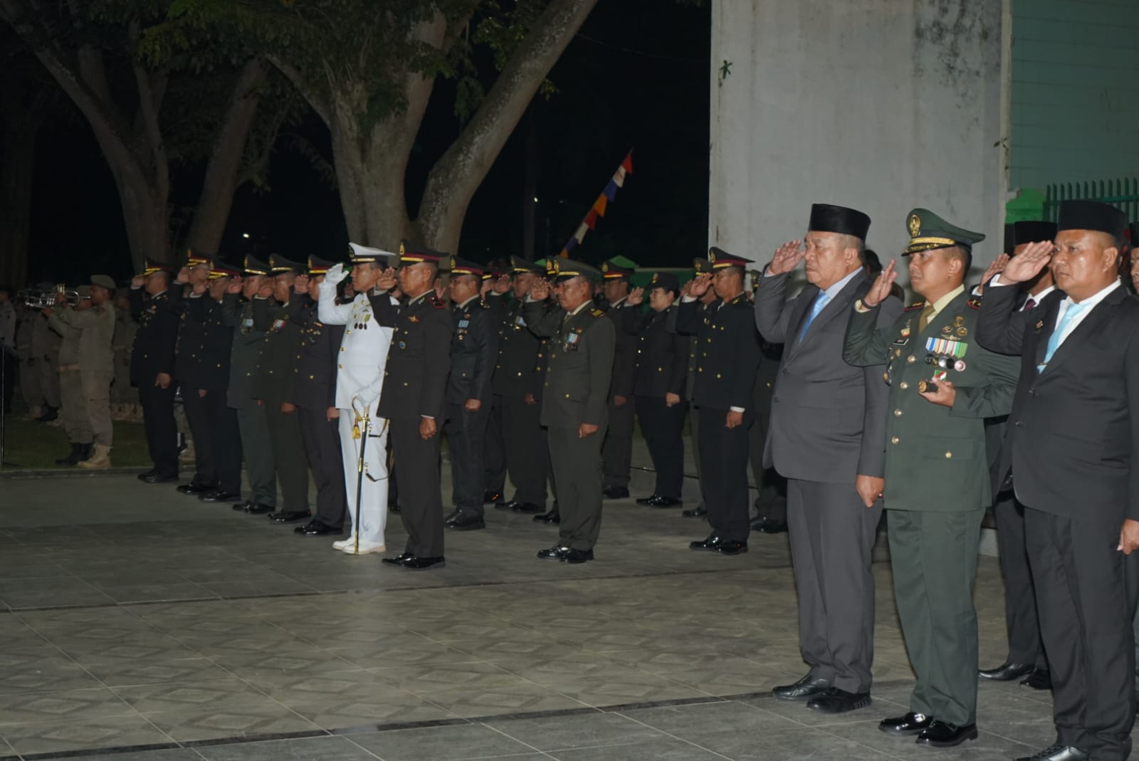 Bupati Asahan Taufik Zainal Abidin SSos MSi dan Forkopimda ikuti upacara malam renungan suci di taman makam pahlawan - Kisaran, Minggu (16/8).