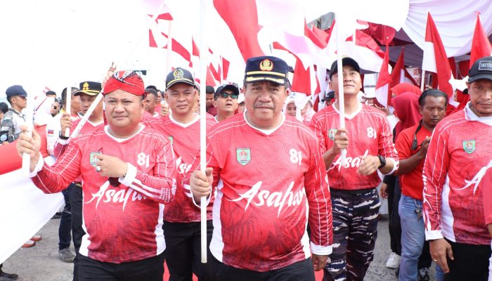 Bupati Asahan Taufik Zainal Abidin SSos MSi dan Forkopimda kibarkan bendera merah putih di Muara Selat Malaka, Selasa (11/8).