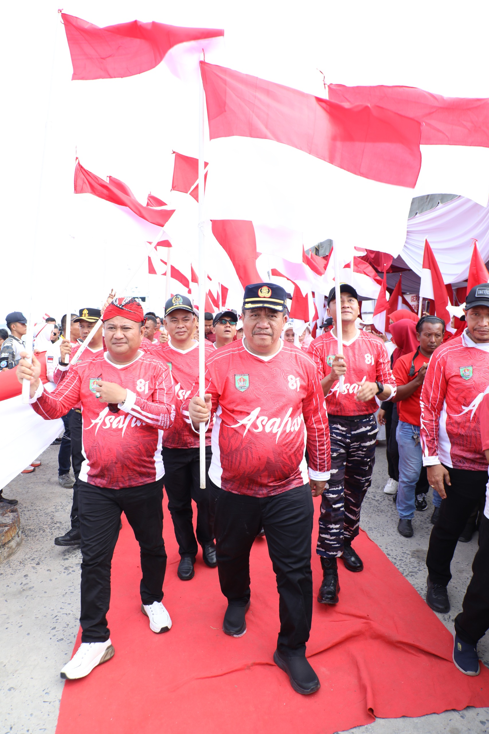 Bupati Asahan Taufik Zainal Abidin SSos MSi dan Forkopimda kibarkan bendera merah putih di Muara Selat Malaka, Selasa (11/8).