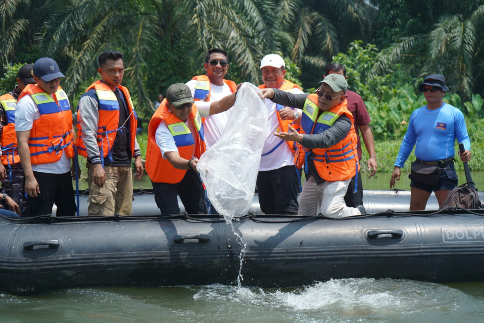 Bupati Asahanbersama Forkopimda menabur bibit ikan dan menanam pohon di pinggiran sungai Asahan, saat membuka Festival Sungai Asahan, Sabtu (29/8).