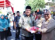 Bupati dan Wabup Asahan Bagikan Ribuan Bendera Merah Putih