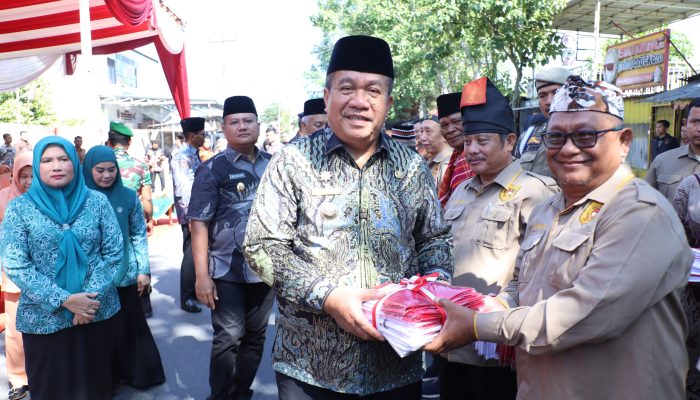 Bupati Asahan Taufik Zainal Abidin SSos MSi dan Wakil Bupati Asahan, Rianto SH MAP bagikan ribuan bendera merah putih di depan SMPN 1 Kisaran, Kamis (6/8). 