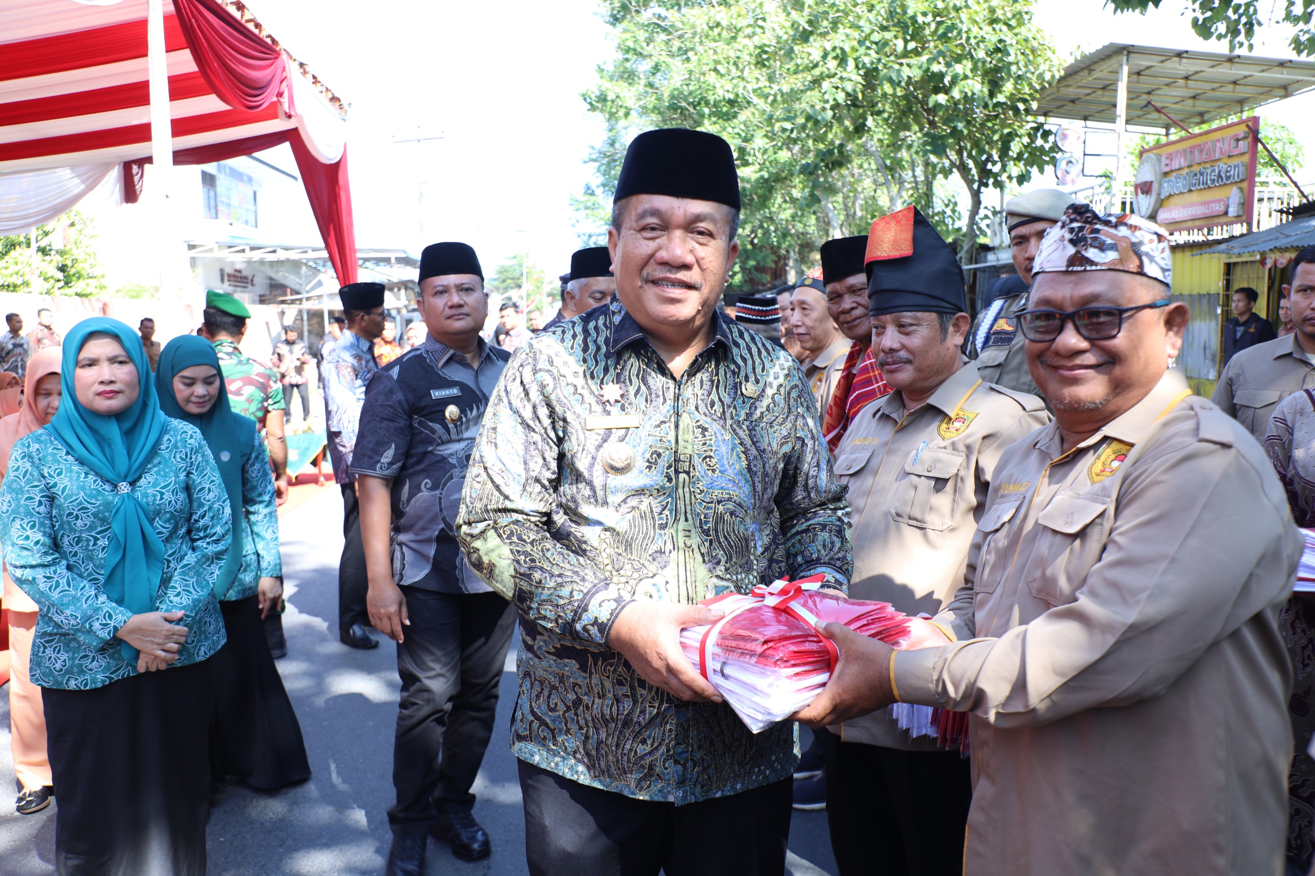 Bupati Asahan Taufik Zainal Abidin SSos MSi dan Wakil Bupati Asahan, Rianto SH MAP bagikan ribuan bendera merah putih di depan SMPN 1 Kisaran, Kamis (6/8).