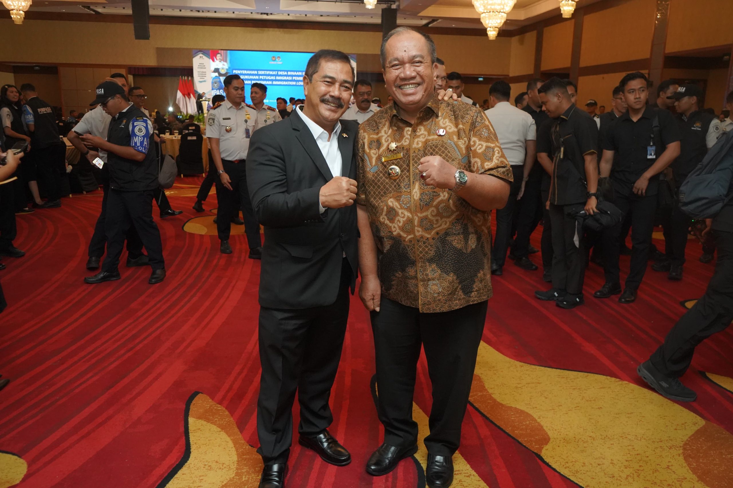 Desa Sipaku Area Kecamatan Simpang Empat Kabupaten Asahan ditetapkan sebagai Desa Binaan Imigrasi. Penetapan ini diumumkan saat penyerahan sertifikat desa binaan imigrasi, pengukuhan petugas imigrasi pembina desa dan peresmian immigration lounge di Lantai 2 Ballroom JW Marriott Hotel Medan, Kamis (20/8). 