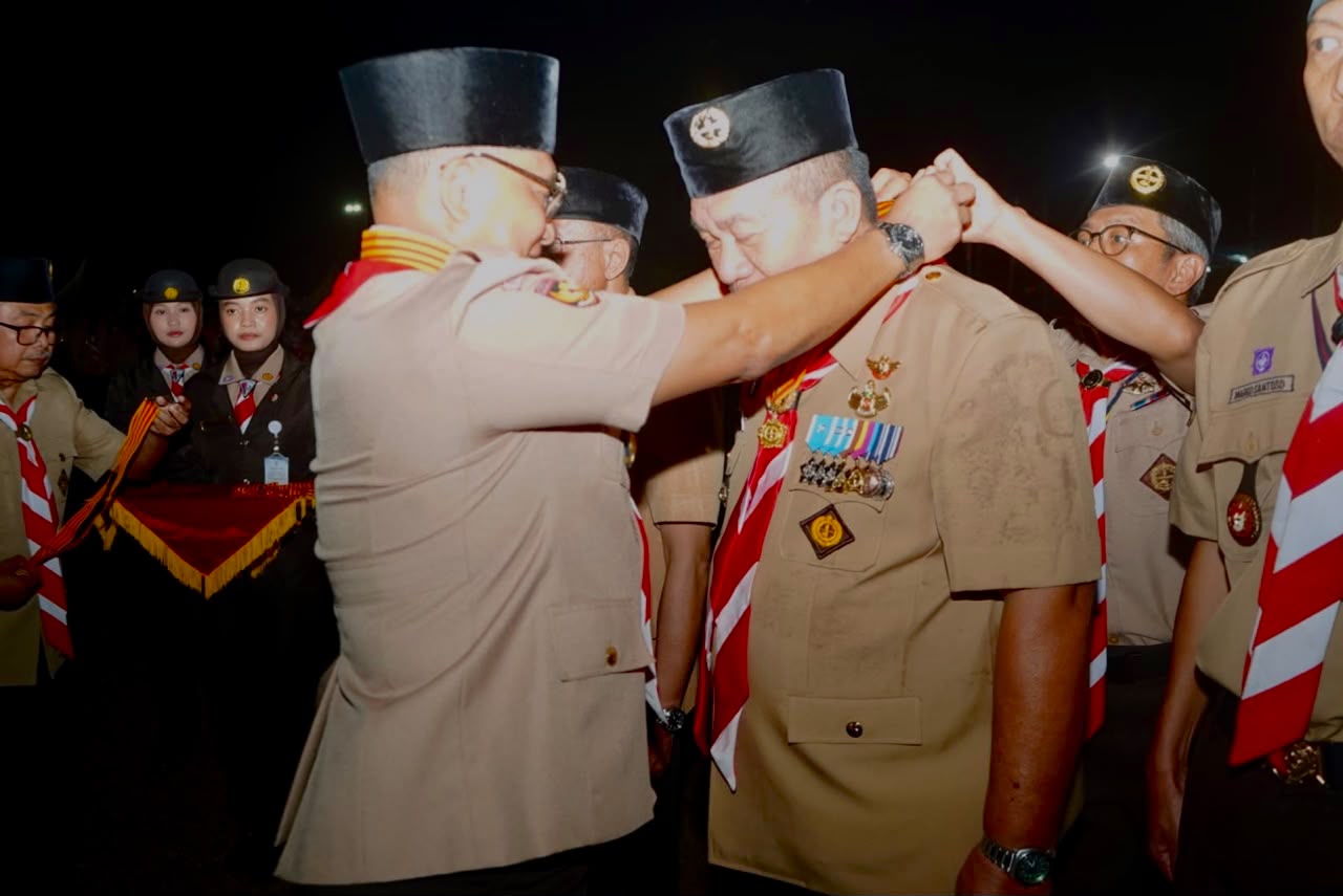 Bupati Asahan selaku Ketua Mabicab Gerakan Pramuka Asahan menerima Lencana Melati dari Ketua Kwartir Nasional Komjen Pol (Purn) Budi Waseso, Kamis (13/8). 