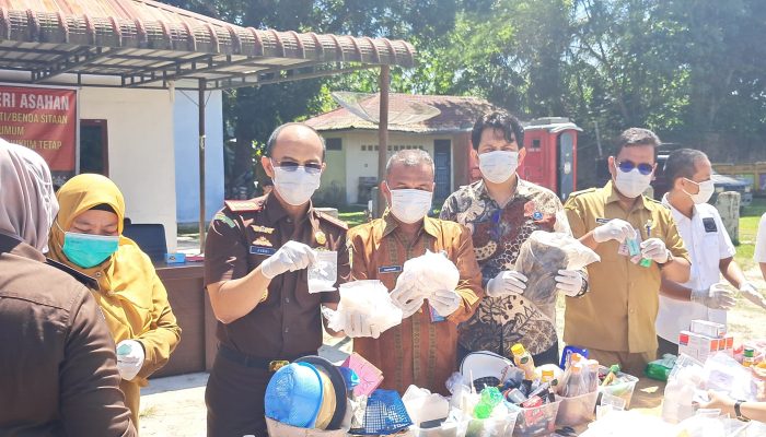 Kejari Asahan musnahkan barang bukti dari perkara tindak pidana yang telah memperoleh kekuatan hukum tetap (inkracht) di halaman gudang Kompos Dinas Lingkungan Hidup Asahan, Selasa (4/8). 