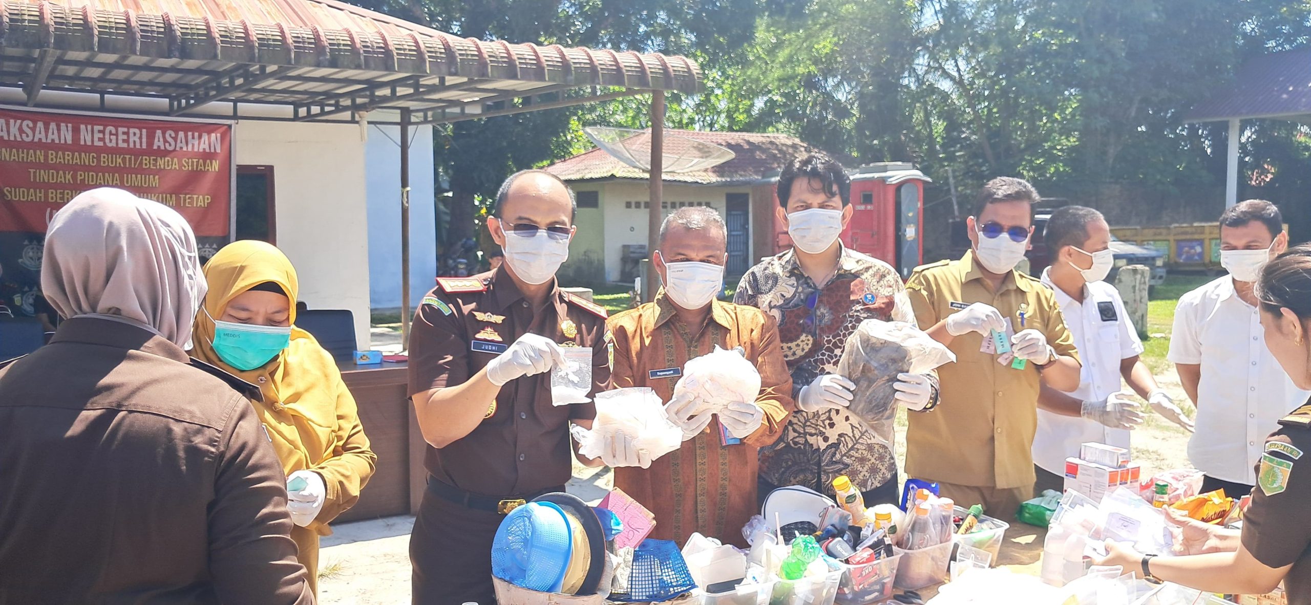 Kejari Asahan musnahkan barang bukti dari perkara tindak pidana yang telah memperoleh kekuatan hukum tetap (inkracht) di halaman gudang Kompos Dinas Lingkungan Hidup Asahan, Selasa (4/8).