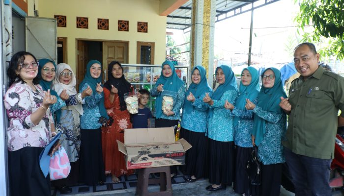Ketua PKK Asahan Ny Yusnila serahkan bantuan kepada poklak Kelurahan Sentang, Jum'at (7/8)