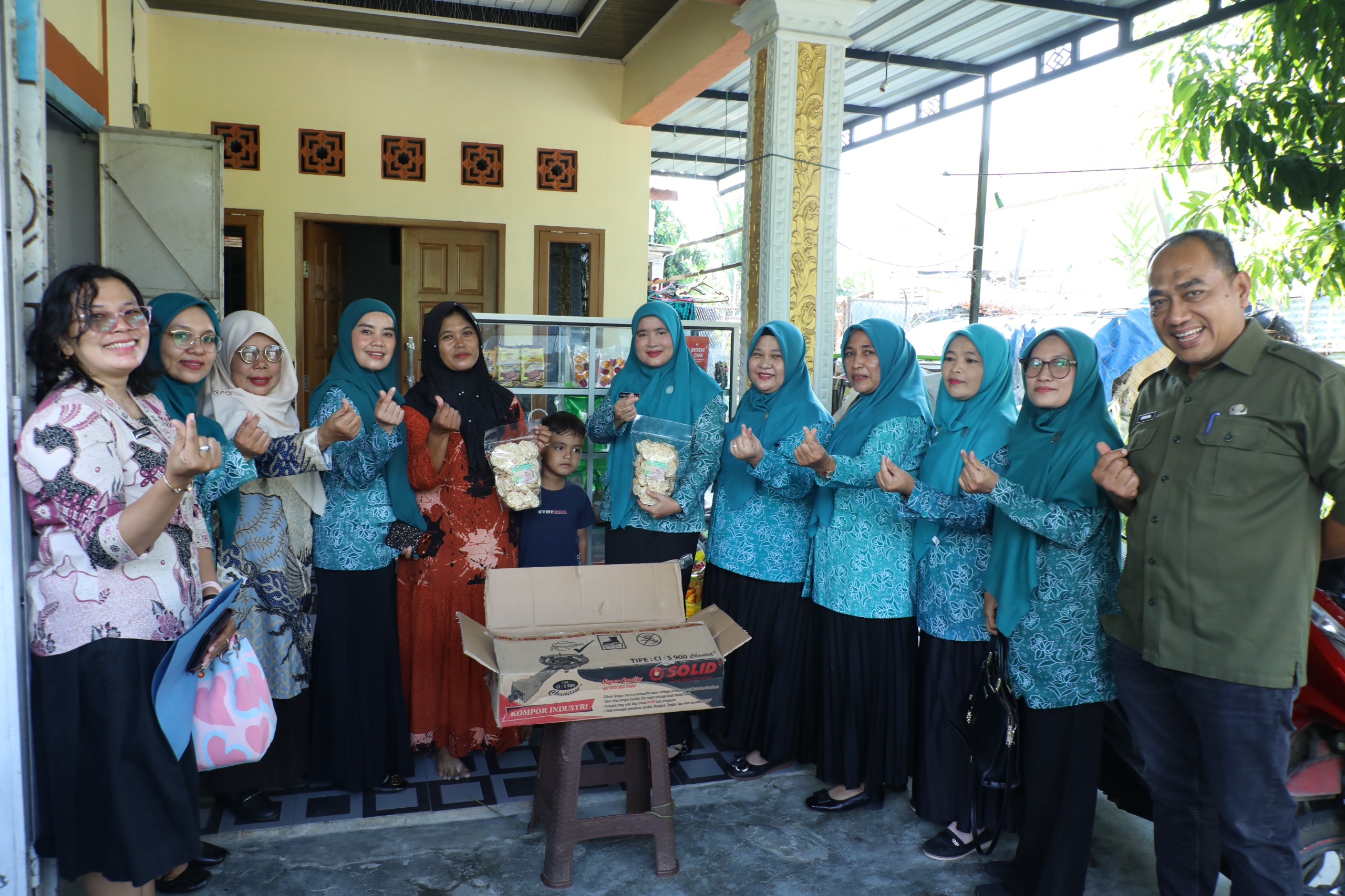 Ketua PKK Asahan Ny Yusnila serahkan bantuan kepada poklak Kelurahan Sentang, Jum'at (7/8)