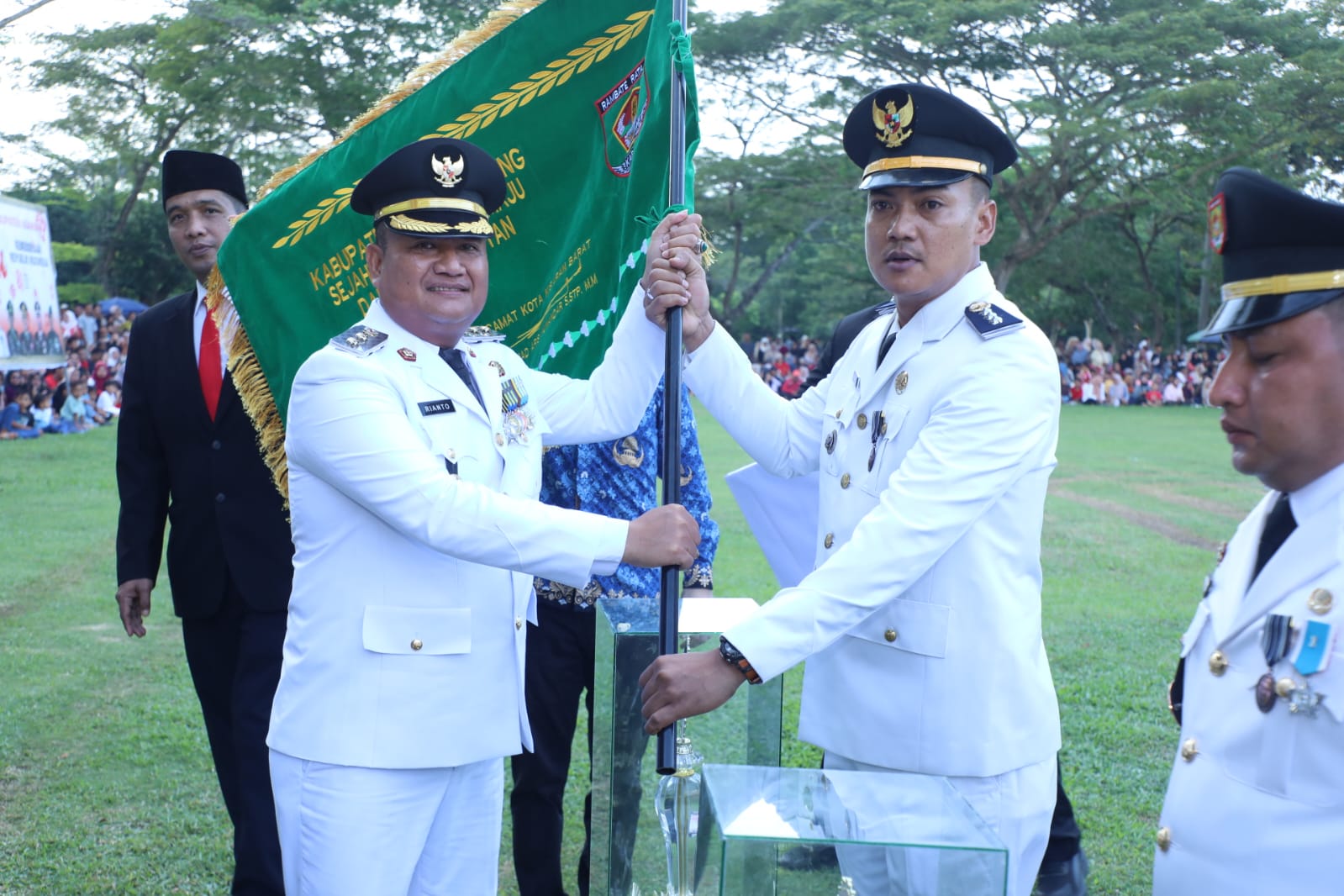 Pemkab Asahan memberikan penghargaan kepada Kecamatan Terbaik tahun 2026 Sebagai bentuk apresiasi terhadap keberhasilan dalam pelayanan, Senin (17/8).