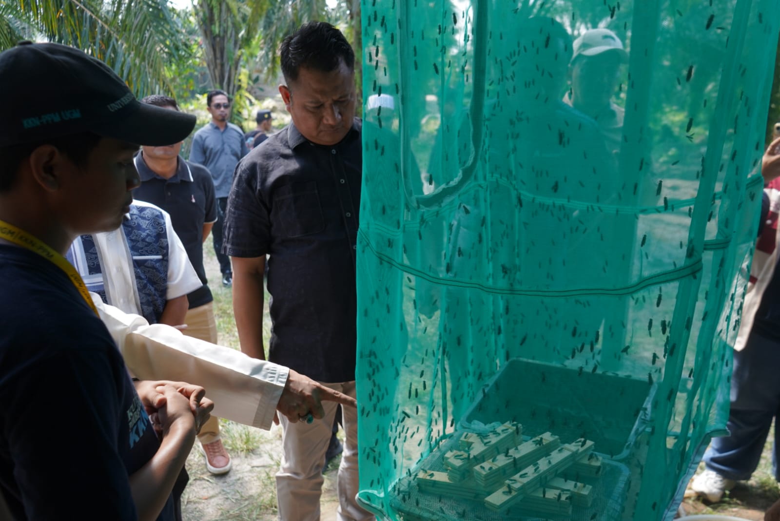 Wakil Bupati Asahan melihat inovasi mahasiswa UGM yang Kuliah Kerja Nyata yang mampu mengolah sisa makanan jadi pakan ternak.