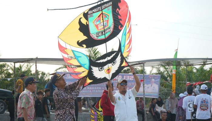Wakil Bupati Asahan, Rianto SH MAP membuka festival layang-layang piala Bupati Asahan di Desa Silo Baru, Kecamatan Silo Laut, Kamis (27/8).