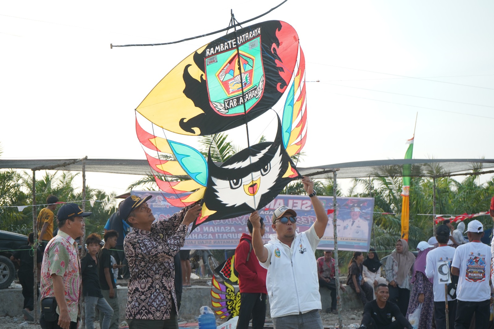 Wakil Bupati Asahan, Rianto SH MAP membuka festival layang-layang piala Bupati Asahan di Desa Silo Baru, Kecamatan Silo Laut, Kamis (27/8).