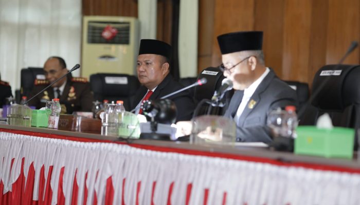 Wakil Bupati Asahan bersama Forkopimda, OPD, anggota DPRD mendengarkan pidato kenegaraan Presiden Prabowo Subianto dalam rangka HUT RI ke-81. 
