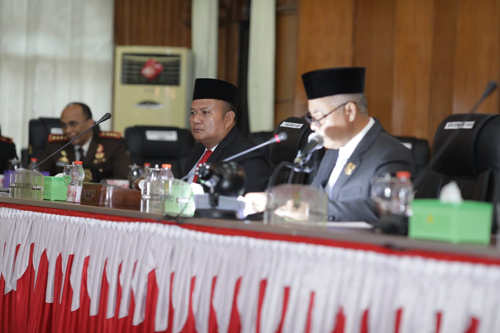 Wakil Bupati Asahan bersama Forkopimda, OPD, anggota DPRD mendengarkan pidato kenegaraan Presiden Prabowo Subianto dalam rangka HUT RI ke-81.