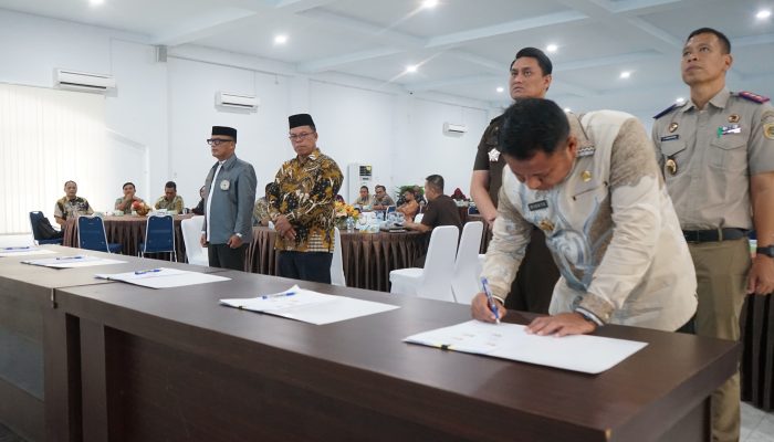 Wakil Bupati Asahan, Rianto SH MAP hadiri penandatanganan percepatan pendaftaran tanah wakaf Provsu zoom meeting di Aula Melati, Jum'at (28/8).