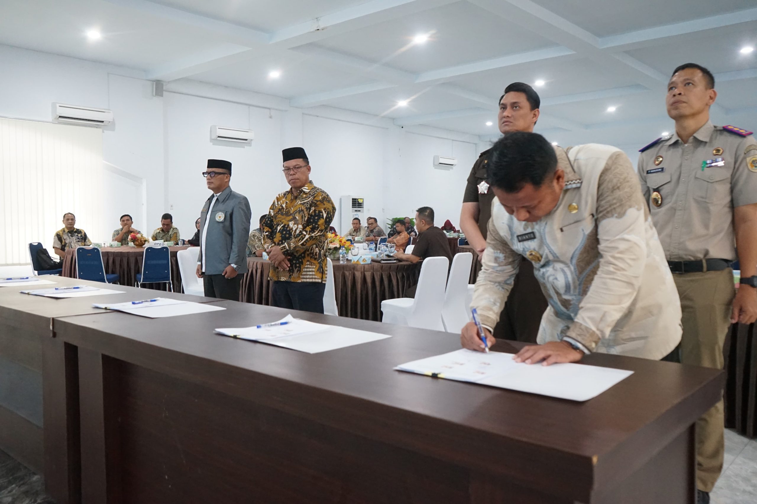 Wakil Bupati Asahan, Rianto SH MAP hadiri penandatanganan percepatan pendaftaran tanah wakaf Provsu zoom meeting di Aula Melati, Jum'at (28/8).