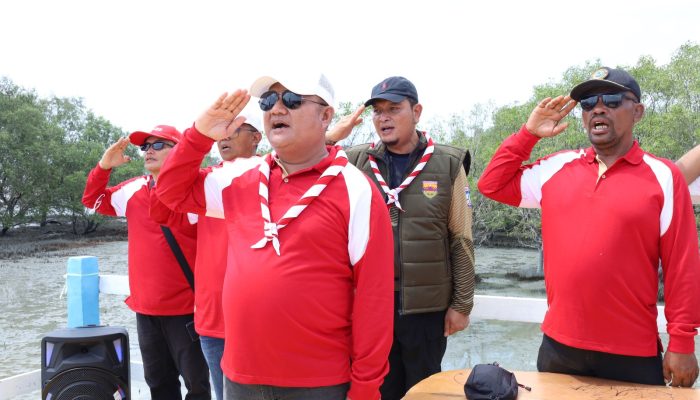 Untuk memeriahkan HUT RI ke 81, Wakil Bupati Asahan Rianto SH MAP ikuti kirab dan kibarkan bendera merah putih di kawasan wisata mangrove Desa Silo Baru Kecamatan Silo Laut, Minggu (2/8).