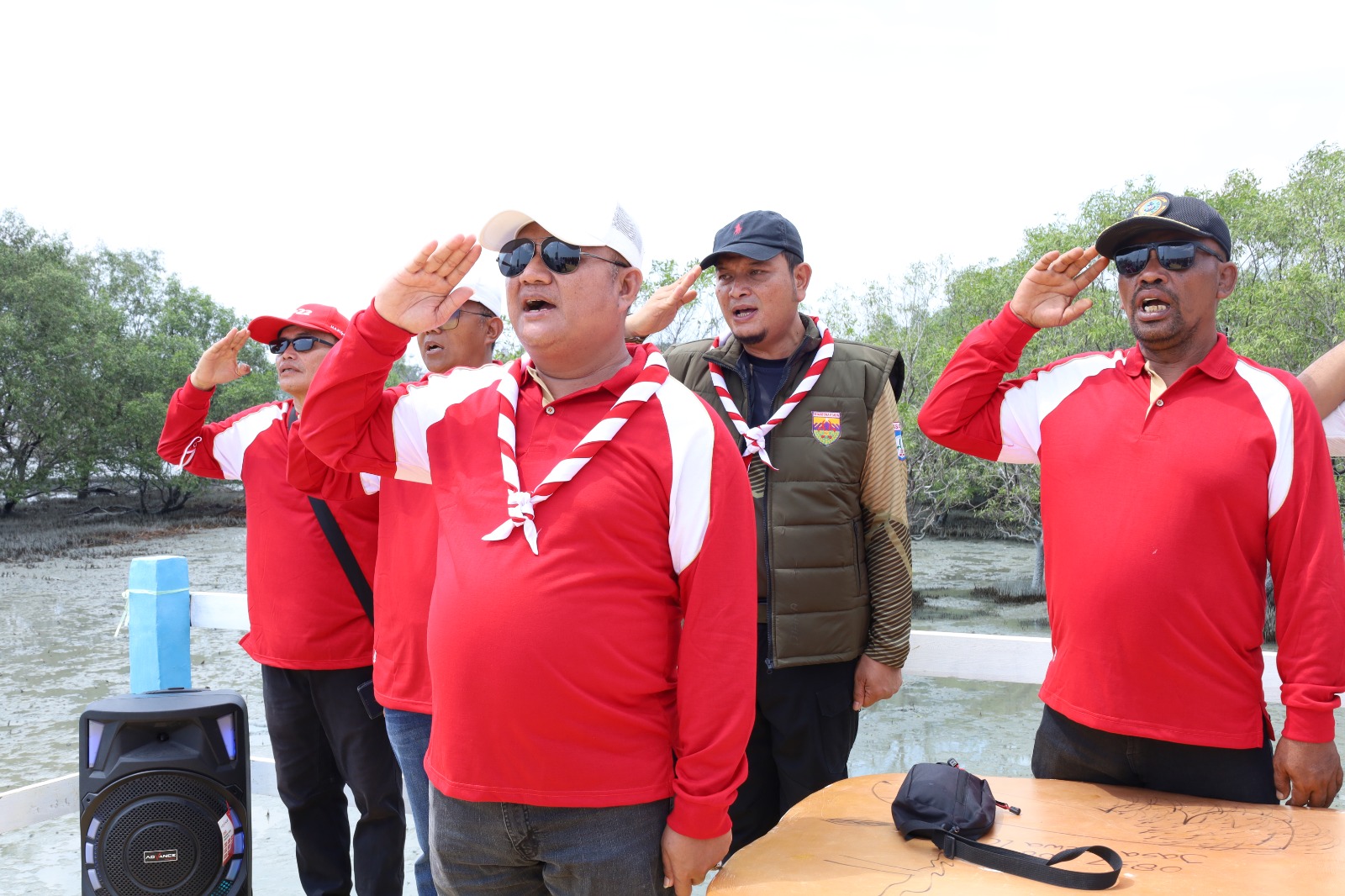 Untuk memeriahkan HUT RI ke 81, Wakil Bupati Asahan Rianto SH MAP ikuti kirab dan kibarkan bendera merah putih di kawasan wisata mangrove Desa Silo Baru Kecamatan Silo Laut, Minggu (2/8).