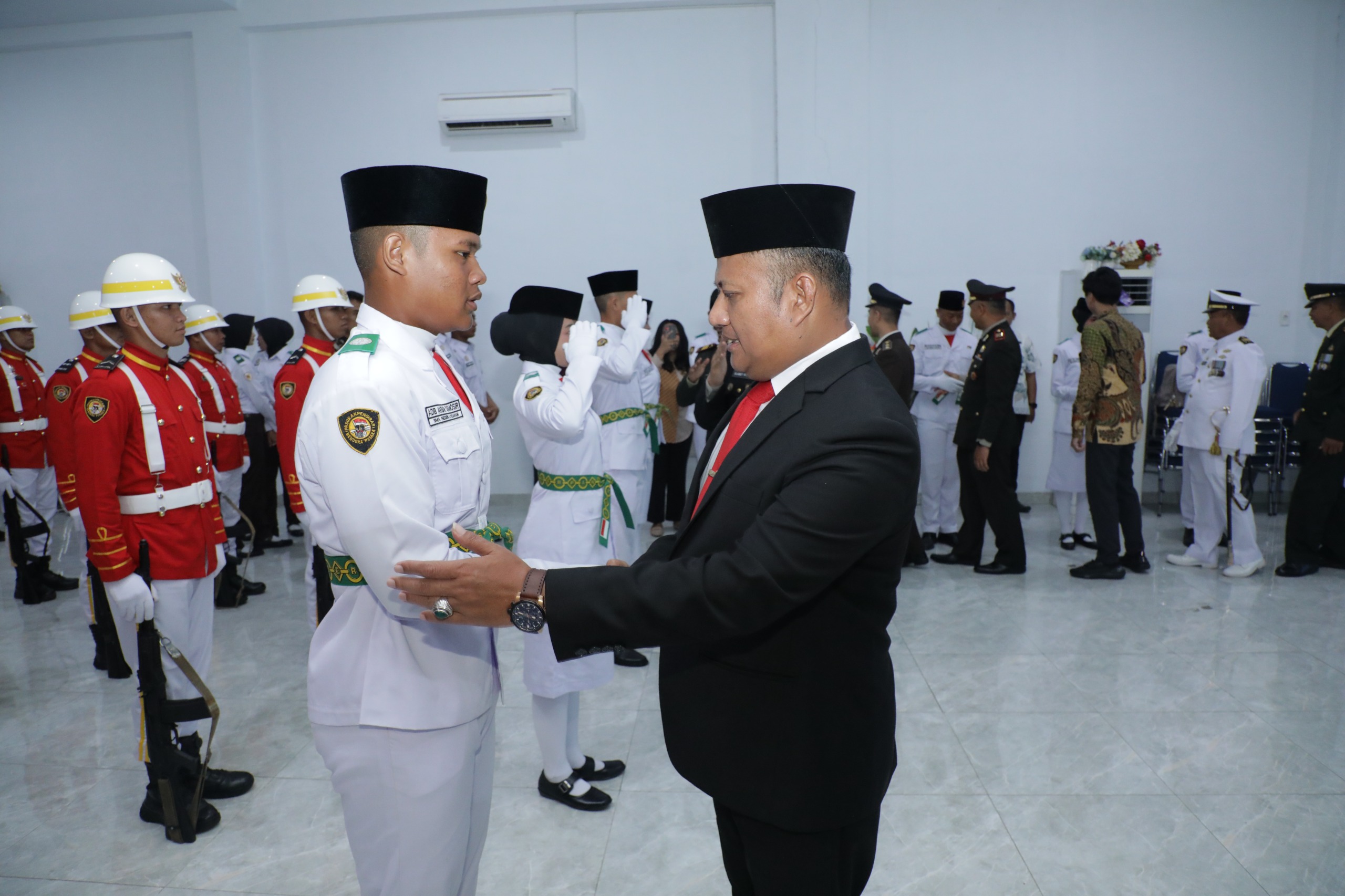 Wakil Bupati Asahan, Rianto SH MAP kukuhkan Paskibraka sekaligus ramah tamah dengan pejuang di aula Melati, Kamis (13/8). 