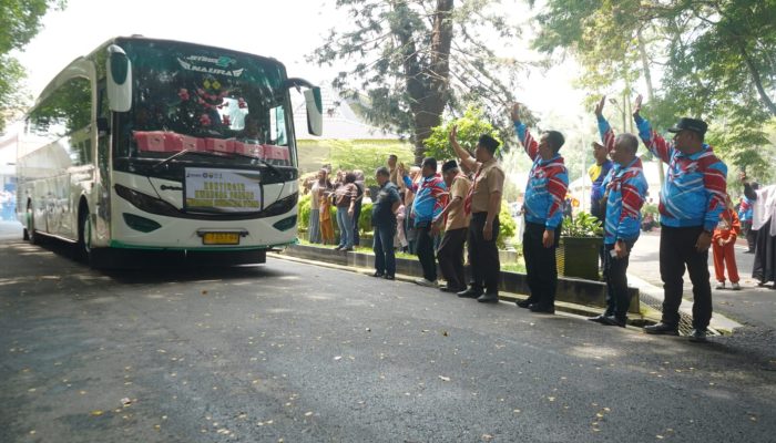 Wakil Bupati Asahan melepas keberangkatan kontingen Kwarcab Gerakan Pramuka Asahan mengikuti Jambore Nasional XII di Pendopo Rumah Dinas Bupati Asahan, Minggu (9/8).