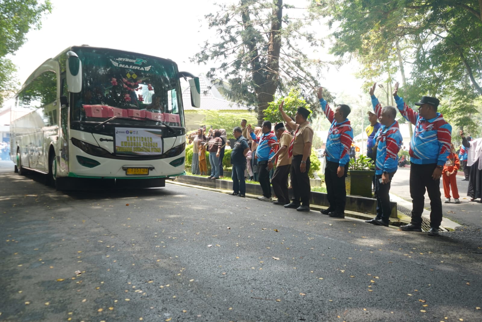 Wakil Bupati Asahan melepas keberangkatan kontingen Kwarcab Gerakan Pramuka Asahan mengikuti Jambore Nasional XII di Pendopo Rumah Dinas Bupati Asahan, Minggu (9/8).