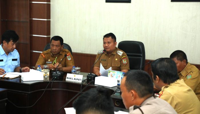 Wakil Bupati Asahan Rianto SH MAP pimpin rapat persiapan panitia peringatan HUT RI ke-81 diaula Mawar, Selasa (4/8).
