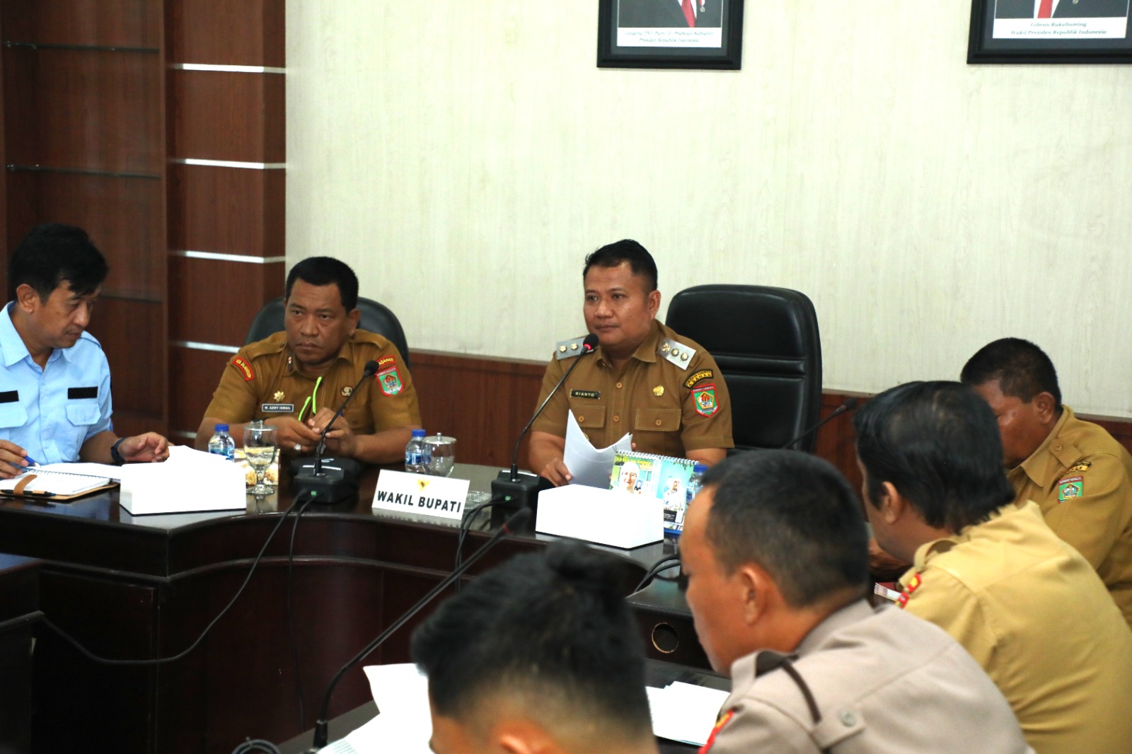 Wakil Bupati Asahan Rianto SH MAP pimpin rapat persiapan panitia peringatan HUT RI ke-81 diaula Mawar, Selasa (4/8).