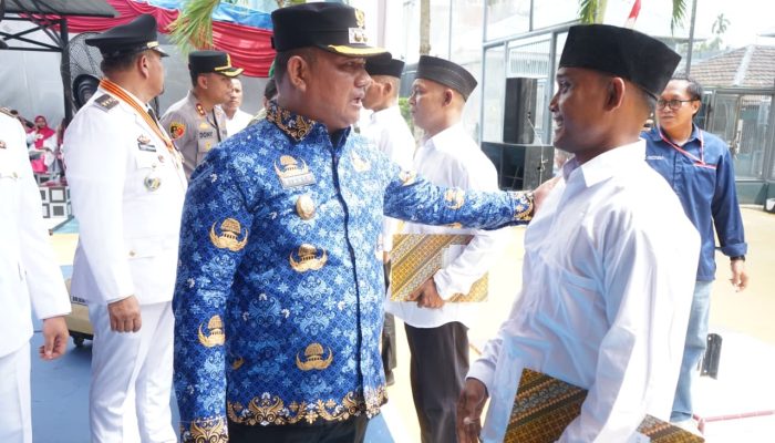 Wakil Bupati Asahan, Rianto SH MAP menyerahkan remisi umum kepada narapidana LP Labuhan Ruku Kabupaten Batubara, Senin (17/8).