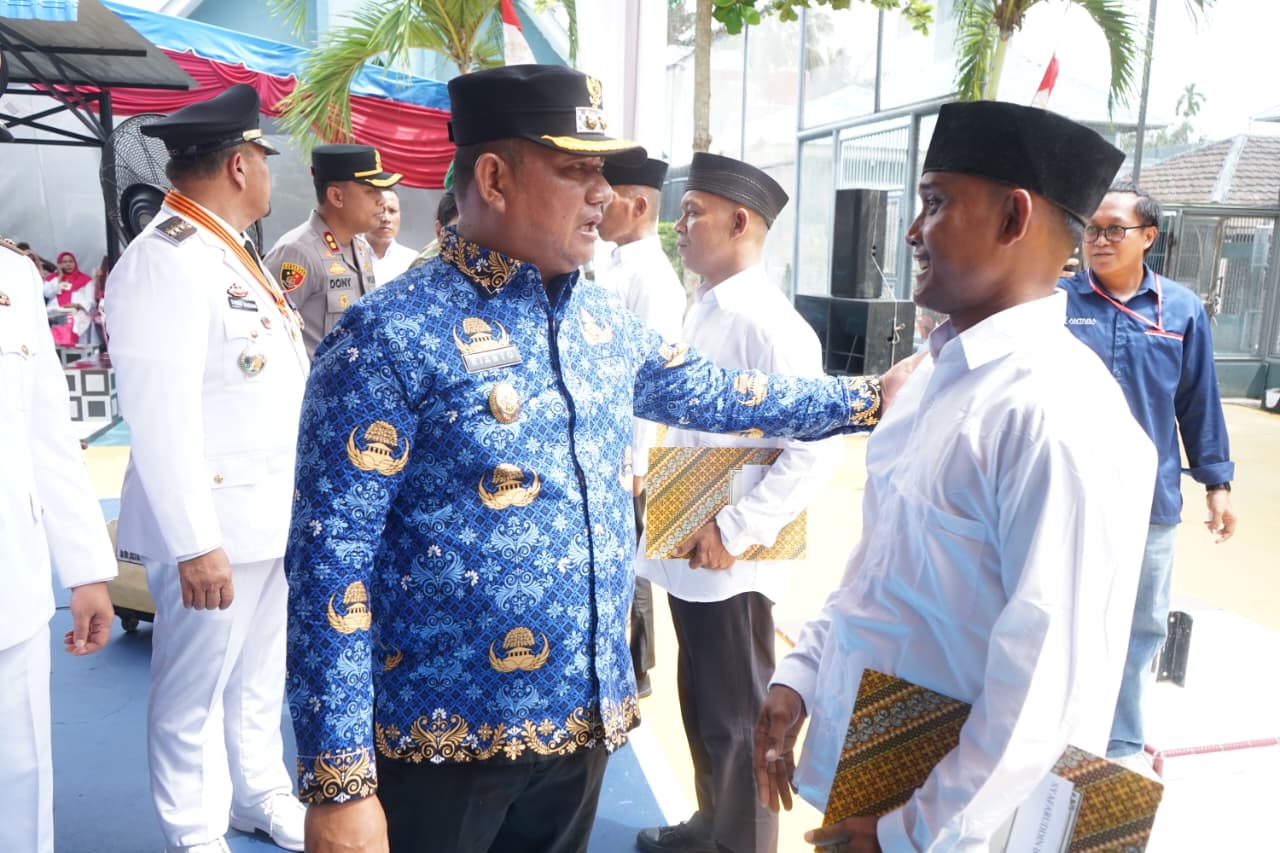 Wakil Bupati Asahan, Rianto SH MAP menyerahkan remisi umum kepada narapidana LP Labuhan Ruku Kabupaten Batubara, Senin (17/8).