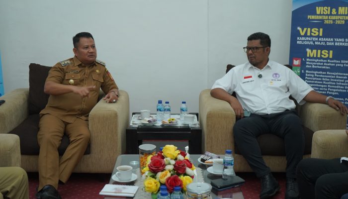 Wakil Bupati Asahan Rianto SH MAP didampingi beberapa OPD terima kunjungan Ketua Komnas Anak Republik Indonesia diruang kerjanya, Senin (3/8).