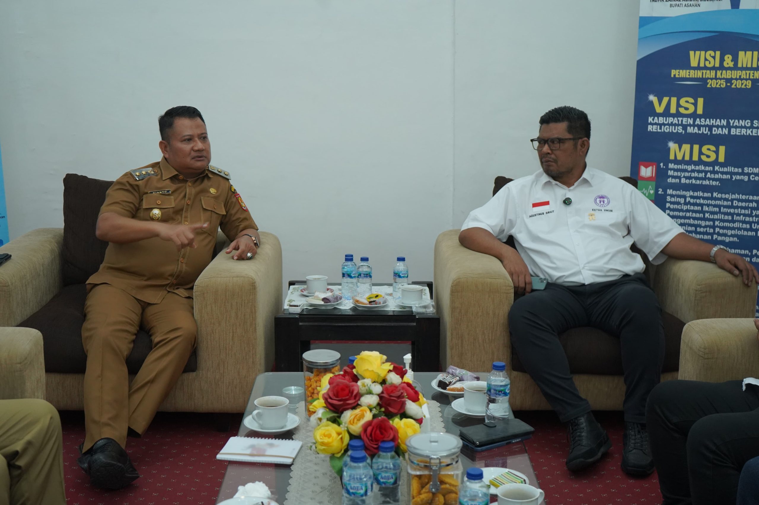 Wakil Bupati Asahan Rianto SH MAP didampingi beberapa OPD terima kunjungan Ketua Komnas Anak Republik Indonesia diruang kerjanya, Senin (3/8).