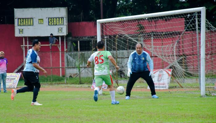 Bupati Asahan didampingi Bupati Serdang Bedagai membuka turnamen sepak bola U-35+ Piala Ketua DPRD Asahan di Stadion Mutiara Kisaran, Jum'at (11/9). 