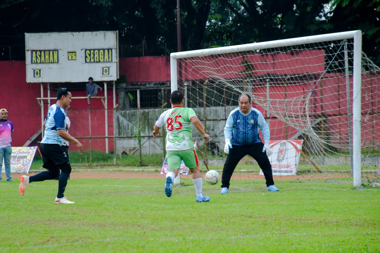 Bupati Asahan didampingi Bupati Serdang Bedagai membuka turnamen sepak bola U-35+ Piala Ketua DPRD Asahan di Stadion Mutiara Kisaran, Jum'at (11/9). 