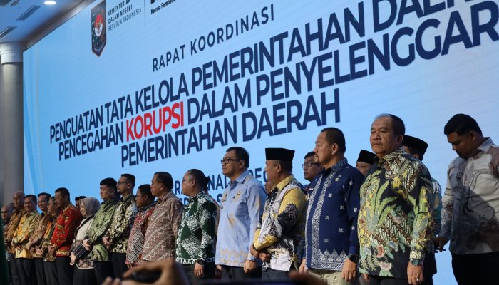 Bupati Asahan, Taufik Zainal Abidin SSos MSi tandatangani komitmen bersama penguatan tata kelola perencanaan, penganggaran, pengadaan barang dan jasa serta pencegahan korupsi di Kantor Gubsu, Kamis (17/9). 