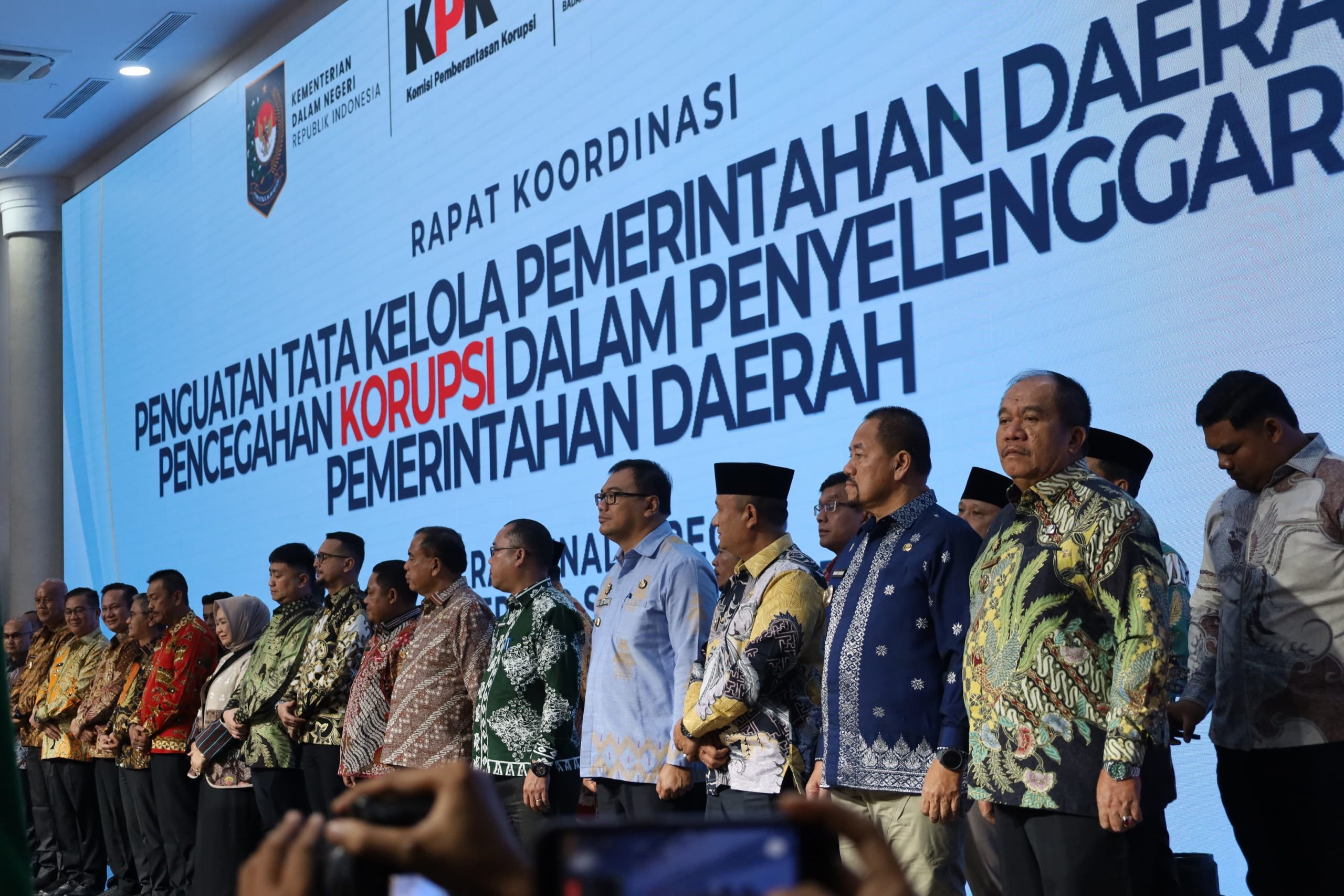 Bupati Asahan, Taufik Zainal Abidin SSos MSi tandatangani komitmen bersama penguatan tata kelola perencanaan, penganggaran, pengadaan barang dan jasa serta pencegahan korupsi di Kantor Gubsu, Kamis (17/9). 